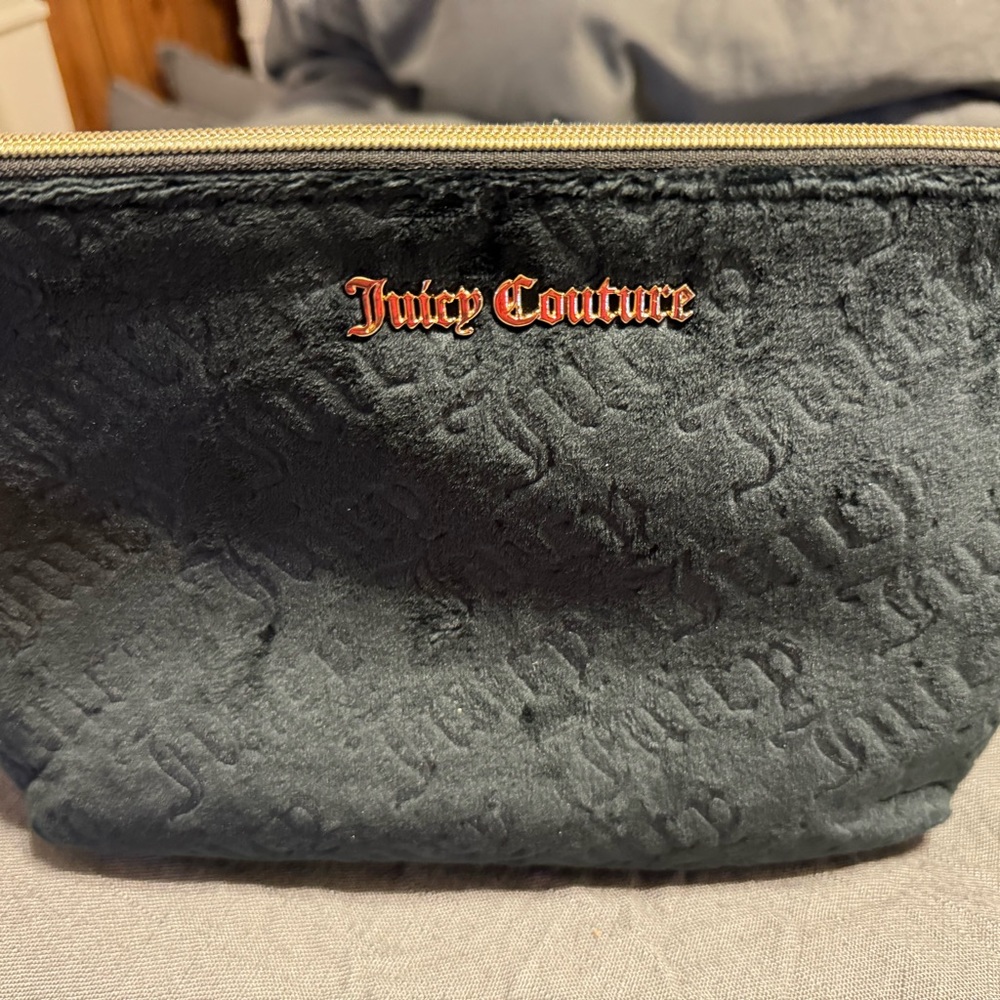 Juicy Couture NWT cosmetics velvet bag